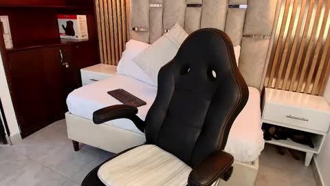 Snapshot of emelie_ch_ chatting on September 17, 2025, 9:38 pm Emily  online show from September 17, 2025, 9:38 pm