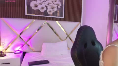 Snapshot of emelie_ch_ chatting on May 10, 2026, 4:39 am Emily online show from May 10, 2026, 4:39 am