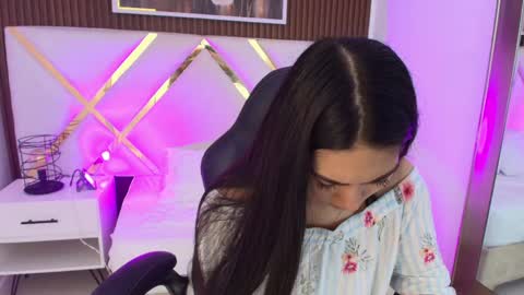 Snapshot of emelie_ch_ chatting on May 27, 2026, 10:45 am Emily online show from May 27, 2026, 10:45 am