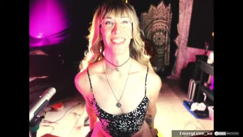 Snapshot of emerylune_xo chatting on May 20, 2026, 1:23 am Emery Lune online show from May 20, 2026, 1:23 am