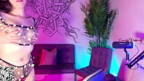 Snapshot of emi_roberts chatting on April 24, 2026, 12:57 am Emmily Roberts online show from April 24, 2026, 12:57 am