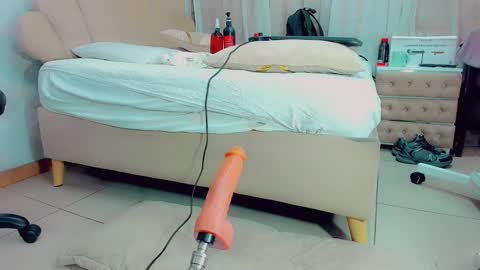 EmillySaenz online show from February 26, 2025, 4:03 pm