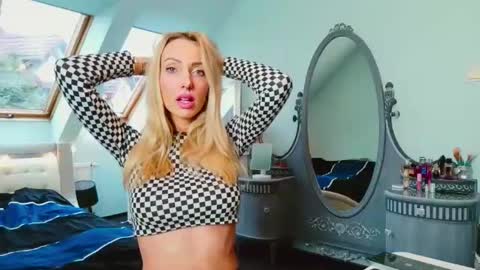 Snapshot of emilachat chatting on January 31, 2025, 9:16 am Emila online show from January 31, 2025, 9:16 am