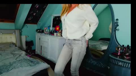 Snapshot of emilachat chatting on February 9, 2025, 5:33 pm Emila online show from February 9, 2025, 5:33 pm