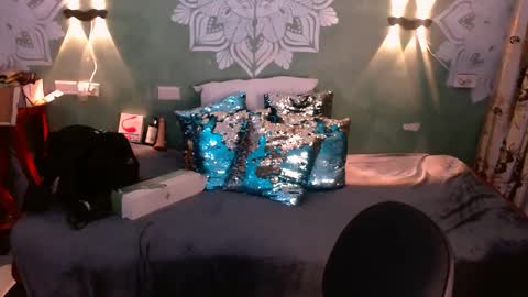 Emili roux online show from February 7, 2025, 8:42 pm