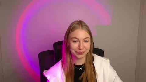 Emilia online show from October 25, 2025, 5:37 am