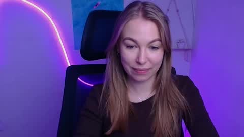 Emilia online show from November 20, 2025, 12:49 pm