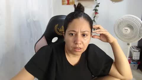 emiliany layla perez online show from September 15, 2025, 3:06 am