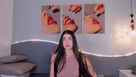 Snapshot of emiliclarke_ chatting on May 13, 2026, 12:13 pm Emilie online show from May 13, 2026, 12:13 pm