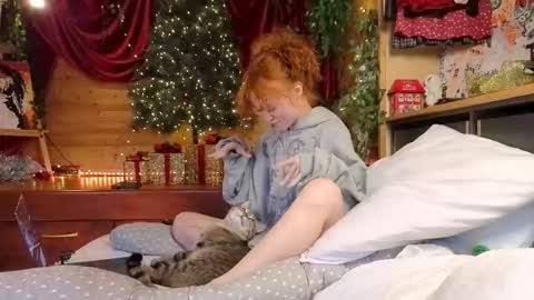 Emi  online show from December 21, 2025, 11:17 am