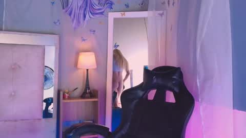 emily_castillo1_ online show from April 1, 2026, 5:30 am