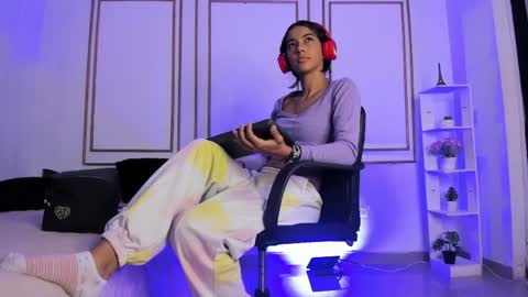 emily_gaviria1 online show from June 6, 2026, 12:43 pm