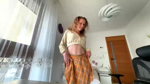 Snapshot of emily_in_parisss chatting on October 14, 2025, 10:38 am Emily  online show from October 14, 2025, 10:38 am