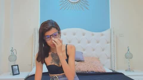 Snapshot of emily_loperaa chatting on September 17, 2025, 11:39 pm Emily online show from September 17, 2025, 11:39 pm
