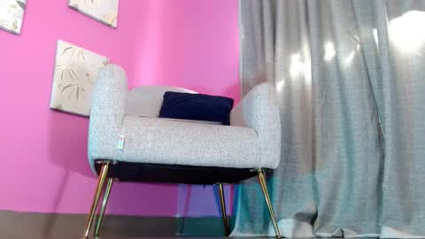 Snapshot of emily_oxx chatting on February 17, 2026, 7:20 pm Emily online show from February 17, 2026, 7:20 pm