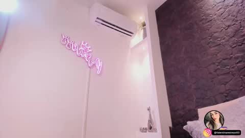 emilyallen_1 online show from November 30, 2025, 4:33 pm