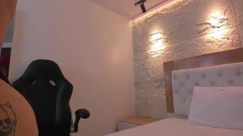  E M Y L Y  online show from March 10, 2026, 1:05 pm