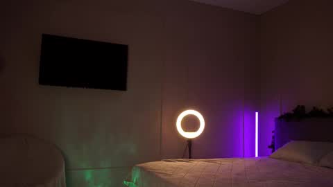 Snapshot of emilybatee chatting on February 21, 2025, 7:10 pm emilybatee online show from February 21, 2025, 7:10 pm