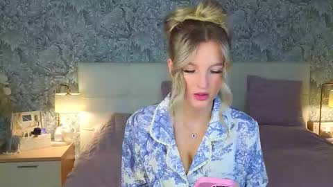 Snapshot of emilydancee chatting on November 7, 2025, 4:23 am emilydancee online show from November 7, 2025, 4:23 am