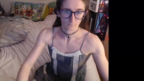 Snapshot of emilytfrench chatting on November 4, 2025, 11:48 pm Emily online show from November 4, 2025, 11:48 pm