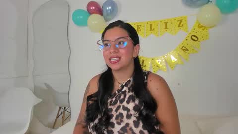 emilyy_cooperr online show from December 19, 2025, 12:12 pm
