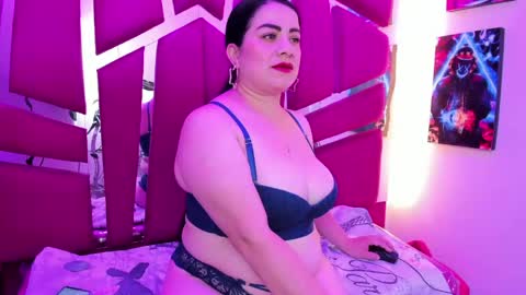 Snapshot of emilyy_moon_ chatting on June 5, 2026, 3:46 am Emilyy Moon online show from June 5, 2026, 3:46 am