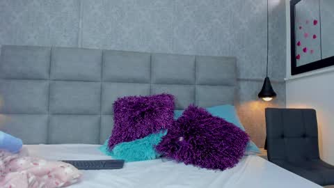 emilyy_r online show from April 6, 2026, 7:04 pm