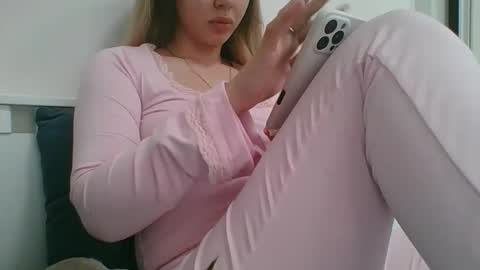 Snapshot of emma_991 chatting on April 16, 2026, 8:15 am emma_991 online show from April 16, 2026, 8:15 am