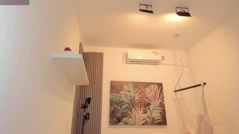 Snapshot of emma_alice_ chatting on November 13, 2025, 12:04 pm Alice online show from November 13, 2025, 12:04 pm