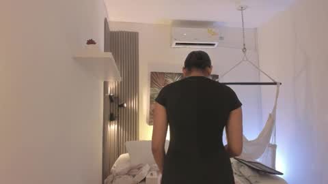 Snapshot of emma_alice_ chatting on December 18, 2025, 10:43 am Alice online show from December 18, 2025, 10:43 am