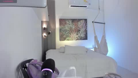 Snapshot of emma_alice_ chatting on January 15, 2026, 10:20 am Alice online show from January 15, 2026, 10:20 am