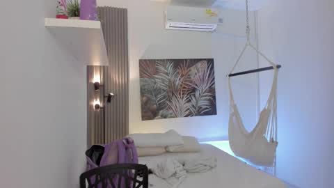 Snapshot of emma_alice_ chatting on February 2, 2026, 11:42 am Alice online show from February 2, 2026, 11:42 am