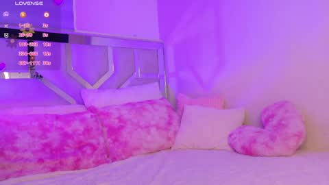 Snapshot of emma_clive chatting on May 4, 2026, 3:13 am Emma online show from May 4, 2026, 3:13 am