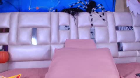 Snapshot of emma_curvy1 chatting on October 28, 2025, 3:21 am Emma online show from October 28, 2025, 3:21 am