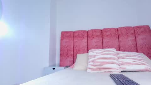 Snapshot of emma_curvy1 chatting on December 4, 2025, 3:05 am Emma online show from December 4, 2025, 3:05 am