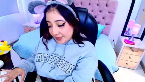 Emma Monserratt online show from December 5, 2025, 4:58 pm