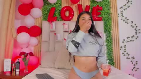 Snapshot of emma_nmm chatting on February 19, 2026, 7:32 pm Emma online show from February 19, 2026, 7:32 pm