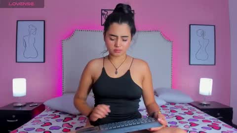 emma_whitee_ online show from September 9, 2025, 2:27 pm