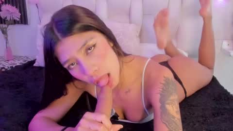 emmaa00_ online show from April 13, 2026, 6:46 pm