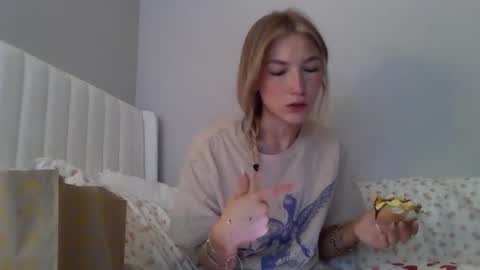 Snapshot of emmabrooksxo chatting on February 26, 2026, 4:17 pm Emmaxbrooksxo online show from February 26, 2026, 4:17 pm