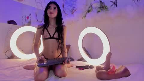 Emma Duque online show from November 30, 2025, 10:52 am