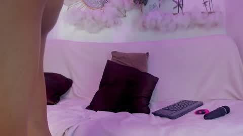 Emma Duque online show from April 6, 2026, 10:00 pm