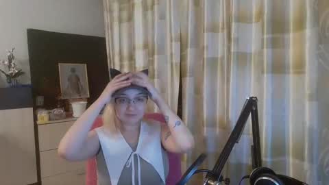 emmanoir_ online show from February 26, 2025, 11:26 pm