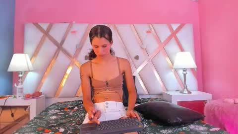 Snapshot of emmapetty chatting on September 29, 2025, 10:14 pm Emmapetty online show from September 29, 2025, 10:14 pm