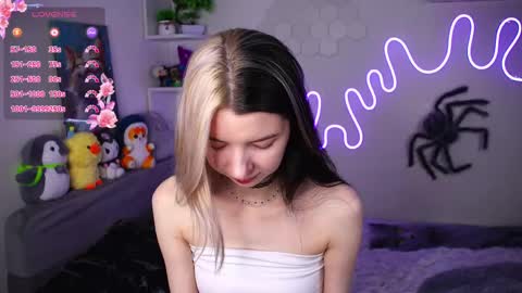 emmie_everly online show from April 16, 2026, 9:39 pm