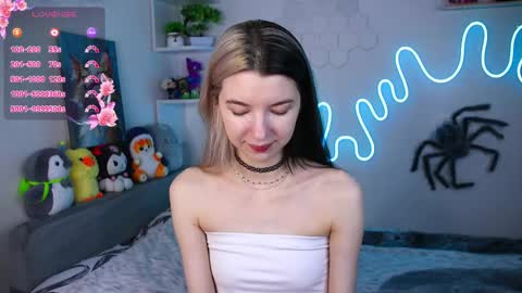 Snapshot of emmie_everly chatting on May 7, 2026, 8:03 pm emmie_everly online show from May 7, 2026, 8:03 pm