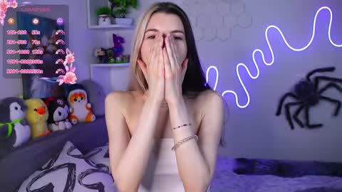 Snapshot of emmie_everly chatting on May 15, 2026, 7:43 pm emmie_everly online show from May 15, 2026, 7:43 pm