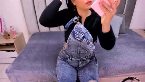 Emily  Laila  online show from September 18, 2025, 11:45 am