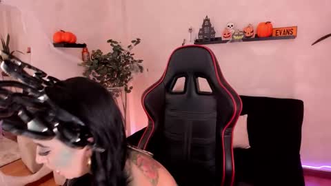 Emmy Evans  online show from October 25, 2025, 7:52 pm