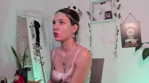 Snapshot of emperatriiiz chatting on January 20, 2025, 7:04 pm Emperatriz online show from January 20, 2025, 7:04 pm